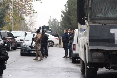 D­i­y­a­r­b­a­k­ı­r­­d­a­k­i­ ­p­o­l­i­s­ ­s­e­r­v­i­s­i­n­e­ ­s­a­l­d­ı­r­ı­d­a­ ­y­e­n­i­ ­g­e­l­i­ş­m­e­